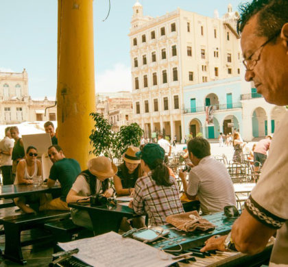 Calixto, director musical del grupo Zona Libre que brinda música tradicional a los vicitantes de ¨La casa de la cerveza¨ de la habana vieja.