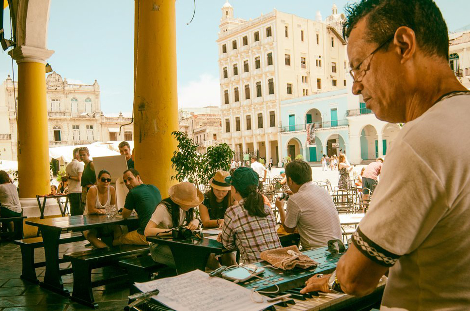 Calixto, director musical del grupo Zona Libre que brinda música tradicional a los vicitantes de ¨La casa de la cerveza¨ de la habana vieja.