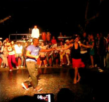 Baile salsa abierta en el Club 1830